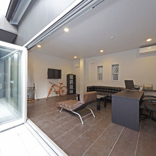 名古屋のモダンスタイルのおしゃれなホームオフィス・仕事部屋 (白い壁、自立型机、茶色い床) の写真
