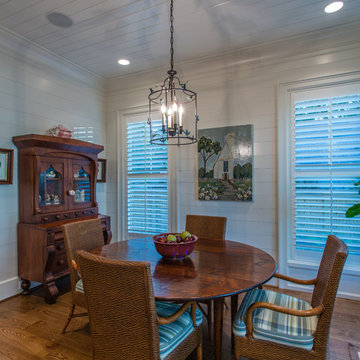 Classic Upscale Waterfront Cottage with Commanding View
