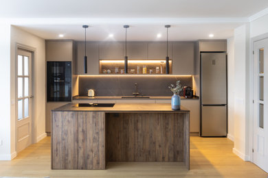 Foto de cocina actual con fregadero de un seno y una isla