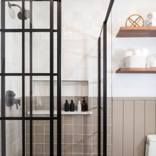 Idéer för att renovera ett mellanstort vintage vit vitt en-suite badrum, med skåp i shakerstil, grå skåp, en hörndusch, en toalettstol med hel cisternkåpa, beige kakel, keramikplattor, vita väggar, ett fristående handfat, bänkskiva i kvarts, brunt golv och dusch med skjutdörr