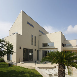 横浜のモダンスタイルのおしゃれな家の外観 (ベージュの外壁、デュープレックス) の写真