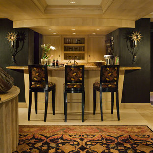 Aménagement d'une très grande salle de cinéma contemporaine ouverte avec un mur vert, un sol en calcaire et un écran de projection.