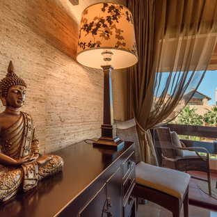 Idee per una camera matrimoniale etnica di medie dimensioni con pareti beige, pavimento in marmo e pavimento beige