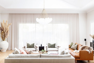Offenes Modernes Wohnzimmer mit braunem Holzboden und gewölbter Decke in Melbourne