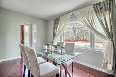 Dining room photo in Toronto
