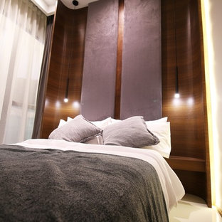 Ispirazione per una piccola camera degli ospiti etnica con pareti beige, pavimento in gres porcellanato e nessun camino