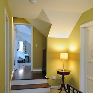 Inspiration för en mellanstor vintage hall, med gula väggar, heltäckningsmatta och gult golv