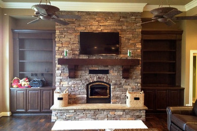 Family room - traditional family room idea in Cincinnati