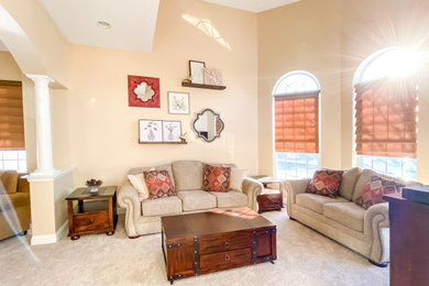 Diseño de sala de estar tradicional renovada grande con paredes beige, moqueta y suelo beige