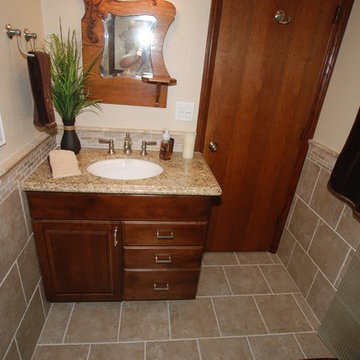 Anaheim Corner Shower & Reeded Glass Frameless Doors & Shower Handheld