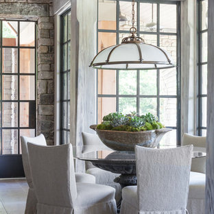 ナッシュビルの小さいトランジショナルスタイルのLDKの画像 (ベージュの壁、暖炉なし、グレーの床、ライムストーンの床)