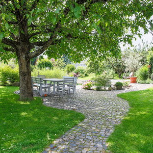 シュトゥットガルトの小さいカントリー風おしゃれな裏庭プール (真砂土舗装) の写真