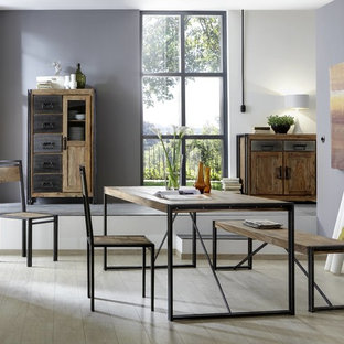 デュッセルドルフの中サイズのインダストリアルスタイルのLDKの画像 (グレーの壁、淡色無垢フローリング、暖炉なし、ベージュの床)