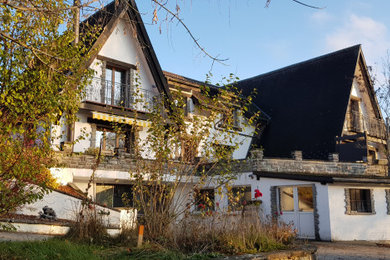 Inspiration for a huge cottage home design remodel in Raleigh