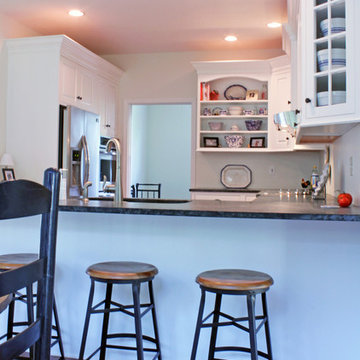Classic White Transitional Kitchen with Peninsula