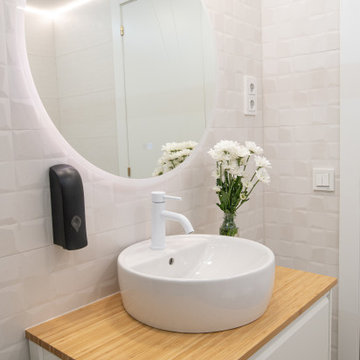 Frontal del baño: simetría, luz cálida y materiales naturales
