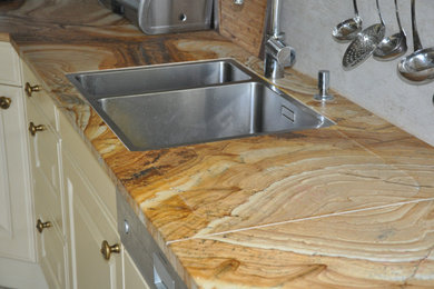 Küche aus Naturstein Trachyt Woodenstone