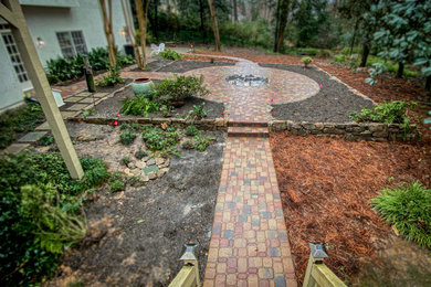 アトランタにあるラグジュアリーな小さな、春のトラディショナルスタイルのおしゃれな庭 (日向、コンクリート敷き	) の写真