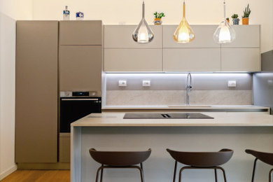 Esempio di una cucina minimal di medie dimensioni con lavello sottopiano, ante lisce, paraspruzzi in gres porcellanato e pavimento in gres porcellanato