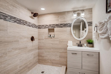 Bathroom - traditional bathroom idea in Las Vegas