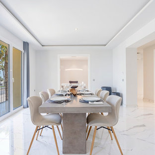Imagen de comedor contemporáneo, cerrado, sin chimenea, con paredes blancas y suelo blanco