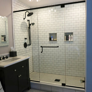 Ispirazione per una stanza da bagno padronale minimalista di medie dimensioni con ante lisce, ante con finitura invecchiata, WC a due pezzi, piastrelle bianche, piastrelle in gres porcellanato, pareti grigie, pavimento in gres porcellanato, lavabo sottopiano, top in quarzo composito, doccia alcova, pavimento bianco e porta doccia a battente