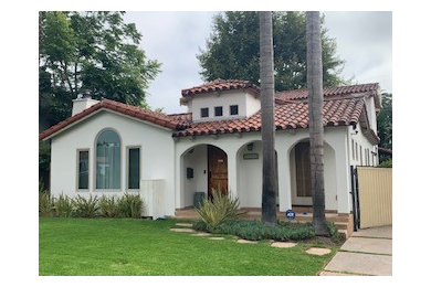 ロサンゼルスにあるトラディショナルスタイルのおしゃれな家の外観の写真