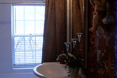 Example of an eclectic bathroom design in Toronto