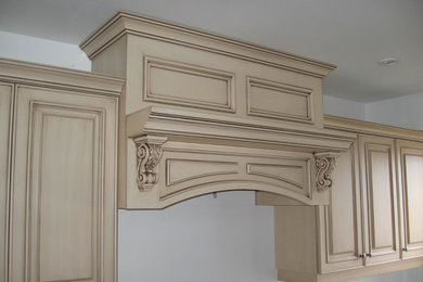 Example of a classic kitchen design in Toronto