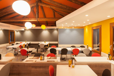 Idee per una sala da pranzo minimalista di medie dimensioni