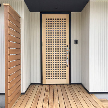 木製格子の玄関ドア