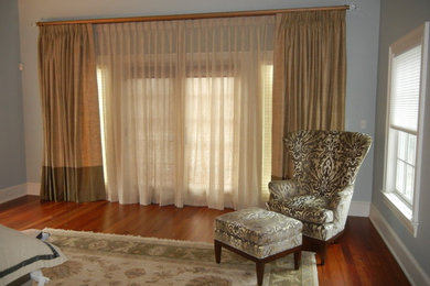 Ejemplo de dormitorio principal clásico renovado grande con moqueta