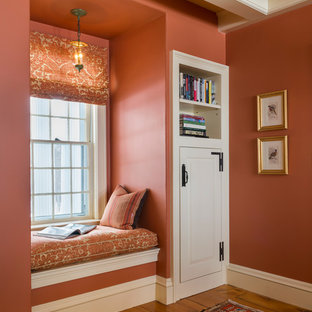 バーリントンの大きいトラディショナルスタイルのおしゃれな玄関ロビー (赤い壁、淡色無垢フローリング、茶色い床) の写真