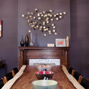 Idées déco pour une salle à manger rétro fermée et de taille moyenne avec un mur violet, un sol en bois foncé, une cheminée standard et un manteau de cheminée en carrelage.