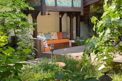 Idées déco pour un petit jardin avant campagne au printemps avec une exposition partiellement ombragée et une terrasse en bois.