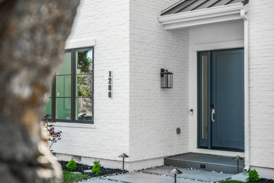 Imagen de puerta principal tradicional renovada de tamaño medio con paredes blancas, puerta simple y puerta azul