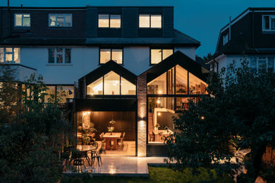 Geräumige, Vierstöckige Moderne Doppelhaushälfte mit Backsteinfassade, weißer Fassadenfarbe, Satteldach, Ziegeldach und grauem Dach in London