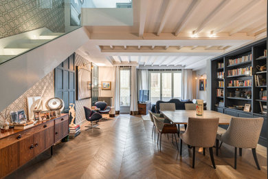 Ispirazione per un grande soggiorno eclettico aperto con pareti beige, parquet chiaro e pavimento beige