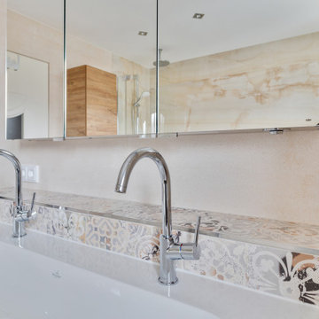 Symbiose von warmen Marmor und Holz | Elegantes Bad in München