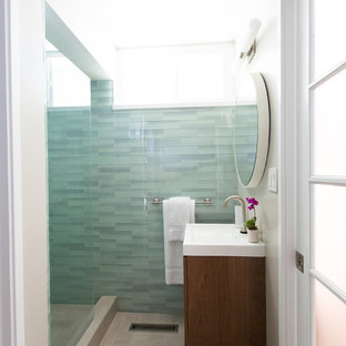 Kleines Retro Duschbad mit integriertem Waschbecken, flächenbündigen Schrankfronten, hellbraunen Holzschränken, Duschnische, blauen Fliesen, Glasfliesen, grauer Wandfarbe und Keramikboden in San Francisco