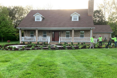 Design ideas for a mid-sized front yard landscaping in Nashville.