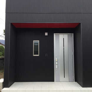 Esempio di un ingresso o corridoio minimalista con pareti nere, pavimento in gres porcellanato, una porta singola, una porta in metallo e pavimento viola