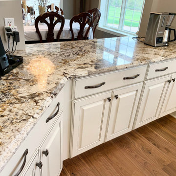 LeClaire Iowa Traditional Kitchen With Viking Appliances