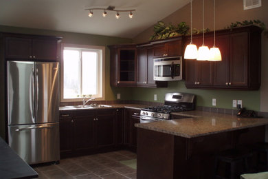 Kitchen - traditional kitchen idea in Toronto