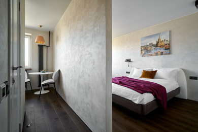 Стильный дизайн: маленькая хозяйская спальня в белых тонах с отделкой деревом в стиле ретро с бежевыми стенами, темным паркетным полом и коричневым полом для на участке и в саду - последний тренд