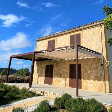 Conjunto de Pérgola bioclimática con toldo palillero