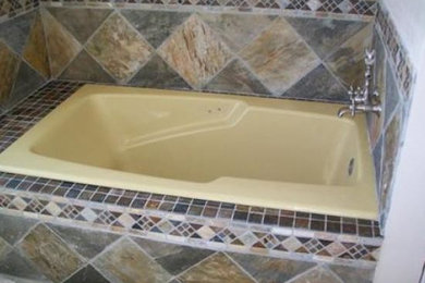 Esempio di una stanza da bagno chic di medie dimensioni con vasca da incasso