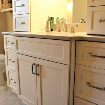 Starmark Master Bath Maple Roseville in Marshmallow