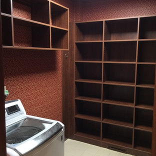 他の地域の中サイズのトラディショナルスタイルのおしゃれなランドリークローゼット (オープンシェルフ、濃色木目調キャビネット、赤い壁、セラミックタイルの床、左右配置の洗濯機・乾燥機) の写真