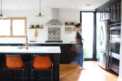 Свежая идея для дизайна: кухня в стиле неоклассика (современная классика) - отличное фото интерьера
